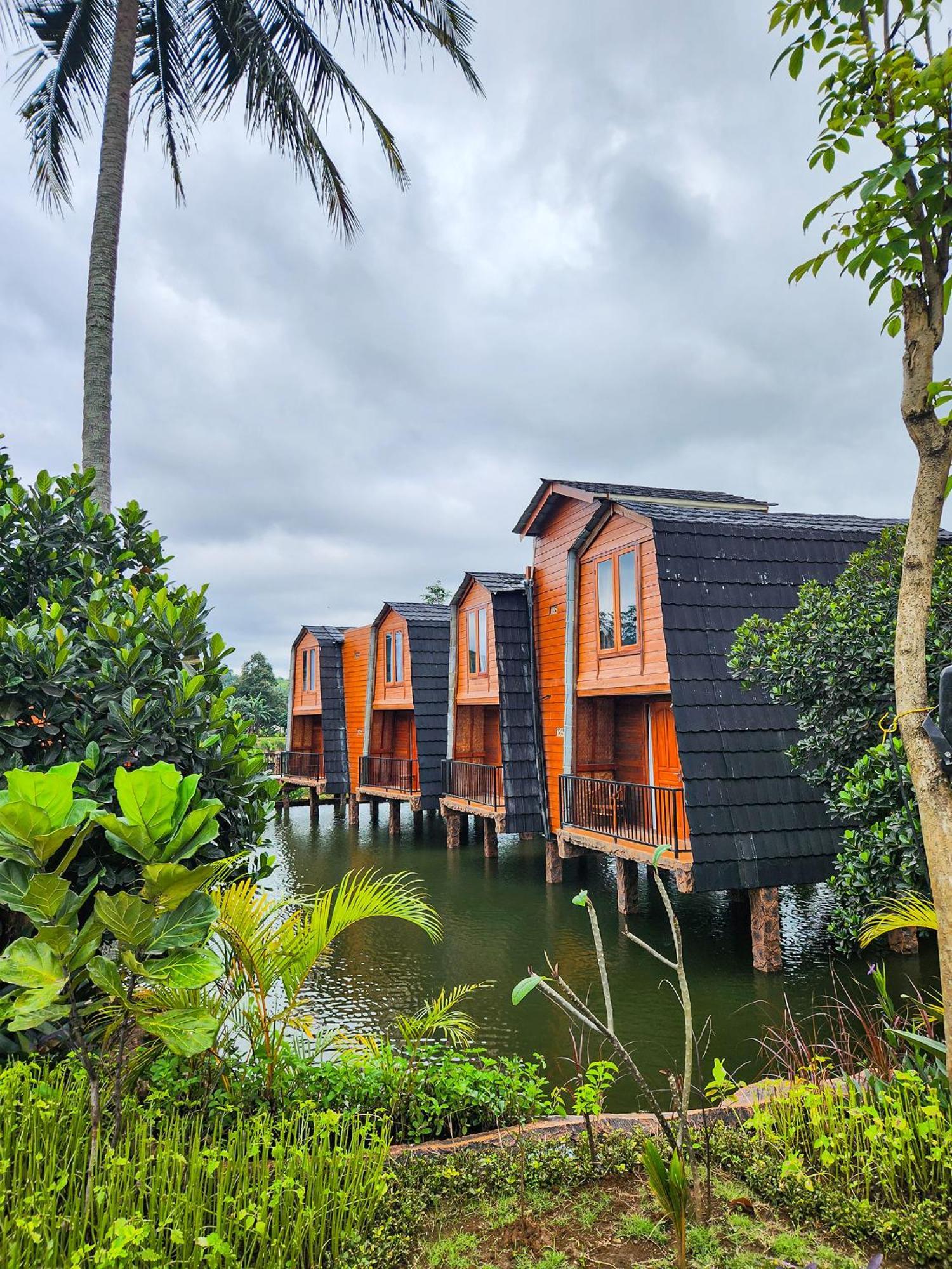 Double Room with Lake View (Exclude Resort Fee & Parking Fee)