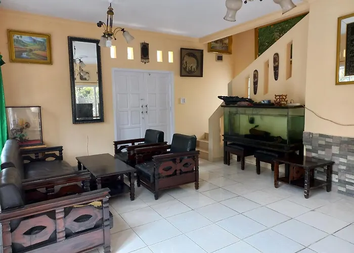Villa Edwin 2 Lantai Cisarua Puncak Bogor