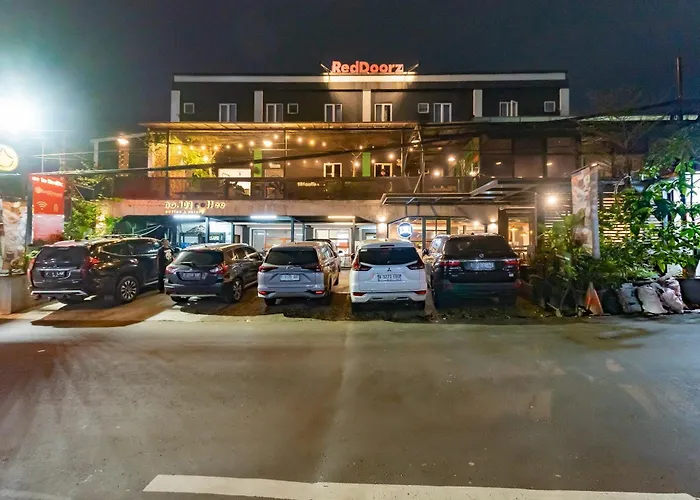 Reddoorz Near Botani Square Mall